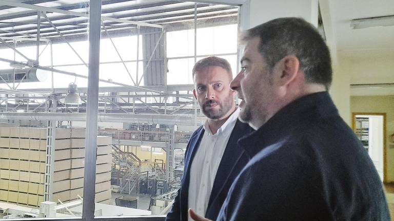 Gonzalo Trenor, izquierda, y Manuel Fernández durante su visita a una empresa del polígono industrial de Camporrapado. Foto: X. G.