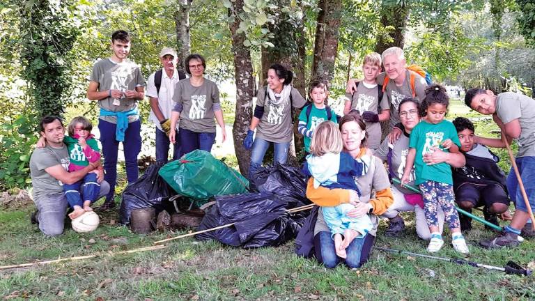 AMES. Entre os participantes na limpeza simultánea de ríos estaban dezaseis voluntarios e voluntarias da Aula da Natureza de Ames. Foto: Adega