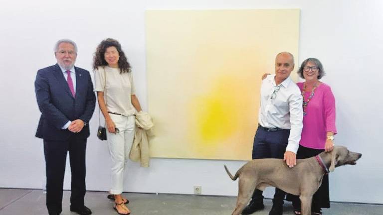 Miguel Santalices (izqd.), Fátima Otero, Din Matamoros, y Asunta Rodríguez con su perro ‘Wood’, en la Galería Trinta