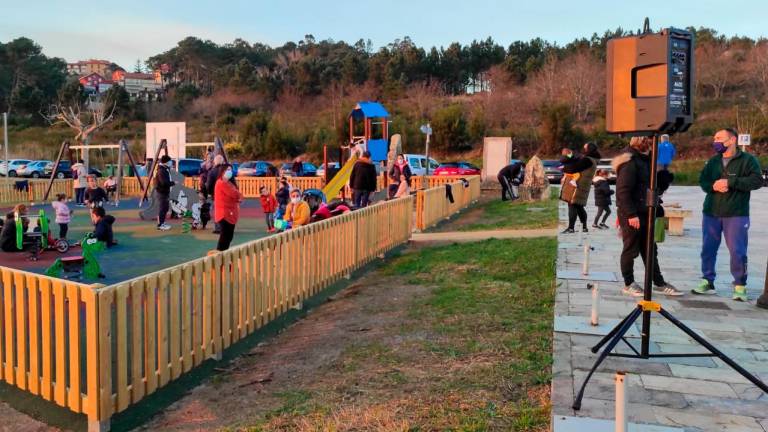XOGOS. O parque da Lombiña ten agora novo pavimento, mobiliario e xogos. Foto: C.P.