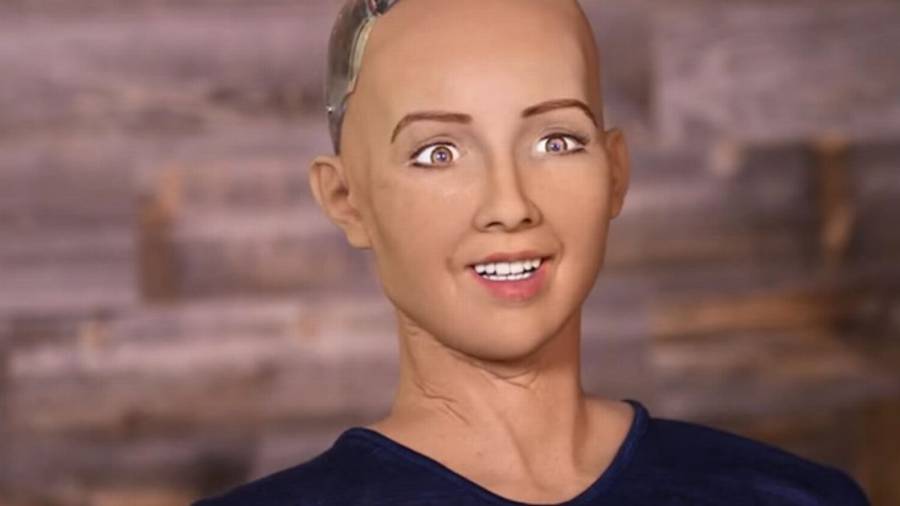 La robot Sophia que amenazó con destruir a los humanos cambia de opinión