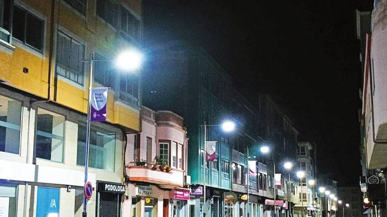 Iluminación pública na avenida de Alfonso Molina de Santa Comba coas farolas que serán cambiadas por LED. Foto: C.S.
