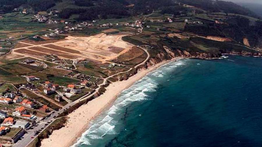 Vista aérea del arenal de Razo, en Carballo, y los viales que recorren el litoral. Foto: Mapama