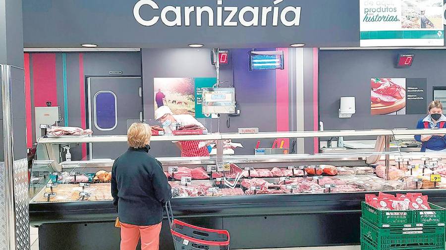 Clienta es atendida en la sección de carnicería de una cadena de supermercados en la comunidad. Foto: Gallego
