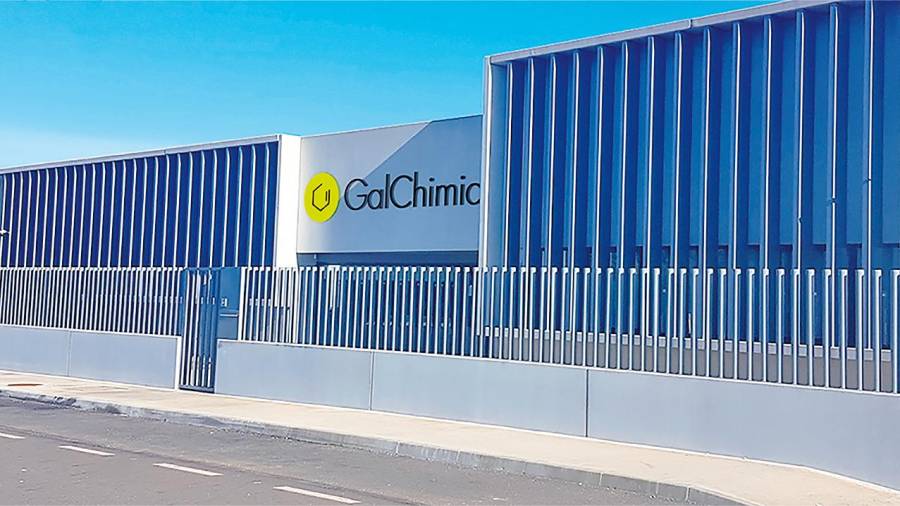 Fachada principal de la empresa GalChimia, fundada en el año 2000 y que dirige la química Carme Pampín, en el polígono que hay en Touro. Foto: ECG 