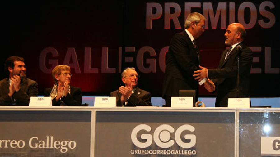 Emilio Pérez Touriño entrega el premio a José Manuel Otero Alonso
