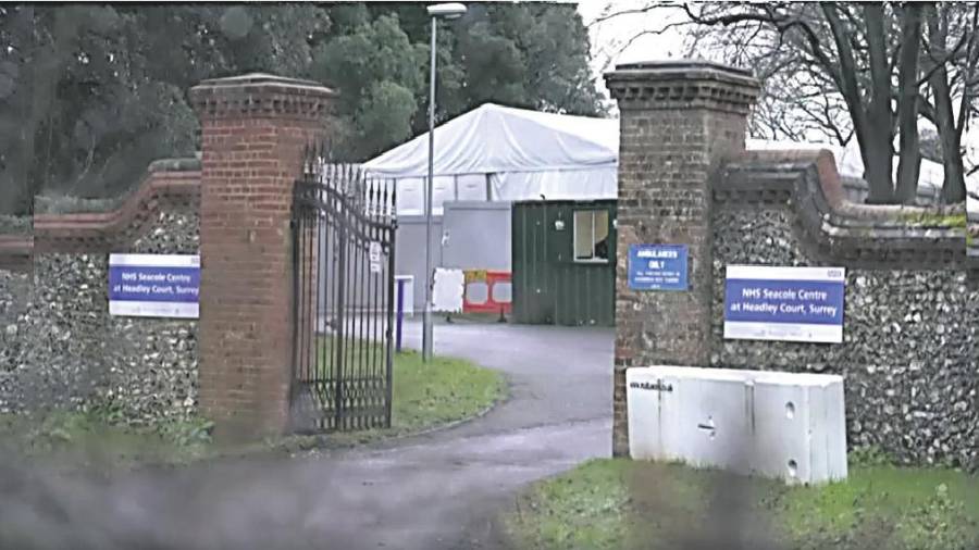 Morgue provisional instalada en una carpa en la entrada de un hospital en Epsom, en el Reino Unido.