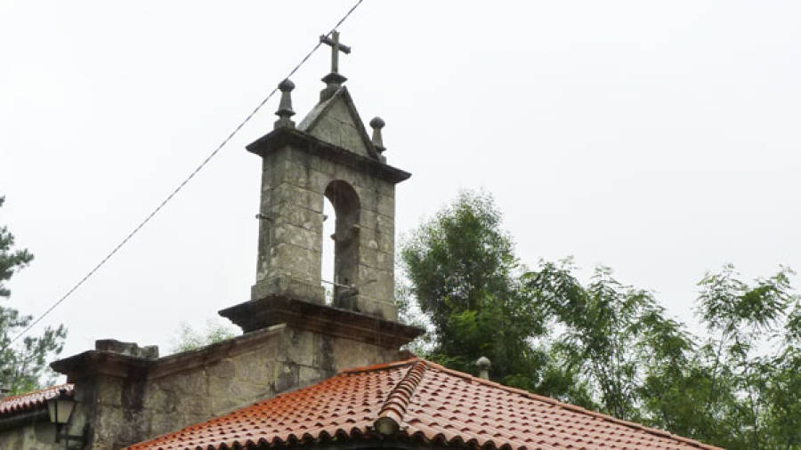 Roban en Ames la campana de la capilla de San Xoanciño