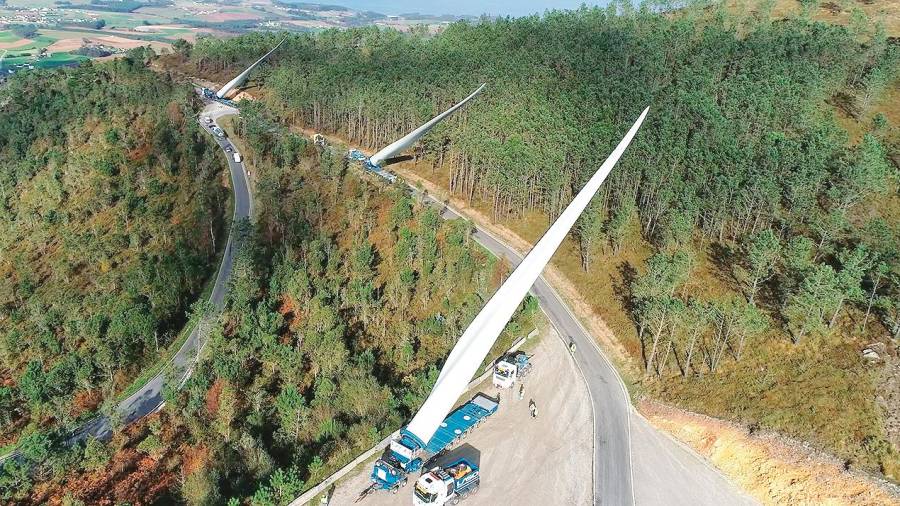 Tres de las palas transportadas para los aerogeneradores del primer parque eólico promovido en Asturias por Capital Energy Foto: Gallego