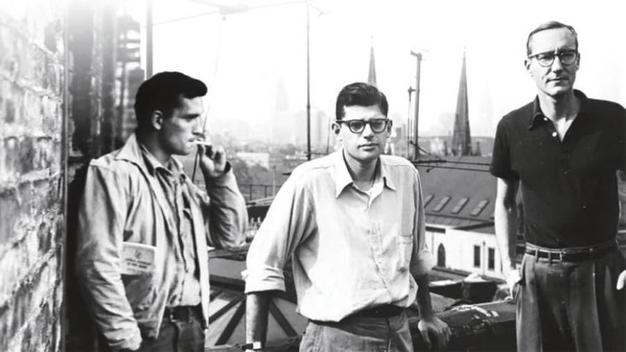 Kerouac, Ginsberg y Burroughs en la terraza del apartamento de Ginsberg. Lower East Side, Manhattan, 1953