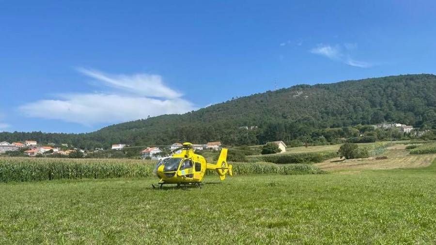 Helicóptero medicalizado desprazado ata Traba de Laxe para evacuar a unha das feridas. Foto: Helico Santiago