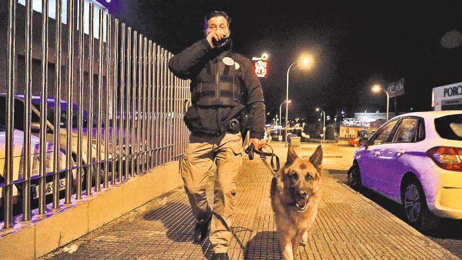 ronda de vigilancia en uno de los turnos a pie, con un vigilante acompañado de uno de los perros de la unidad canina, en rúa de Polonia. Foto: AAET