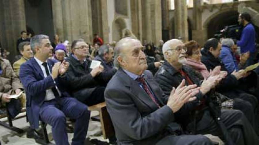 Decenas de personas rinden homenaje a Castelao en el Panteón de Galegos Ilustres