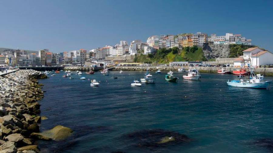 Vista de Malpica desde a zona portuaria da vila mariñeira