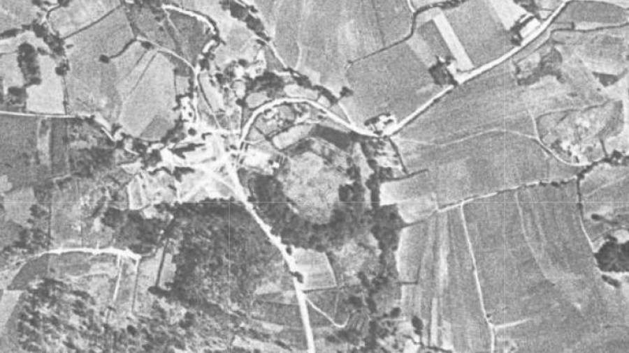 Antiguo mapa aéreo donde consta el castro que domina San Vicenzo da Baña, en el centro con forma circular. Foto: ABE