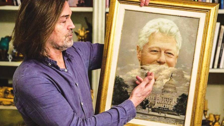 El artista ruso Nikas Safronov muestra un retrato del expresidente de EE.UU. Bill Clinton.
