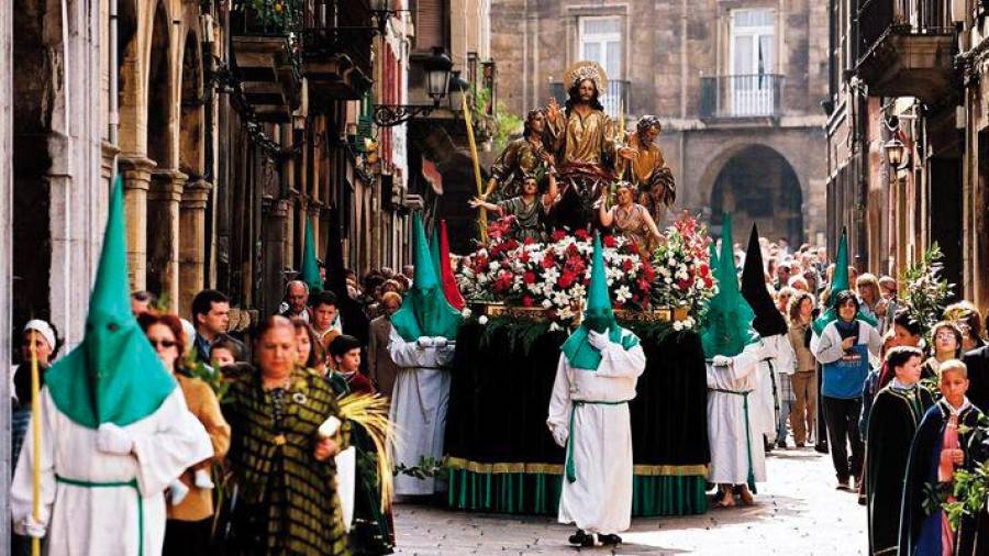 Asturias. La Semana Santa de Avilés está considerada Fiesta de Interés Turístico Regional por el Principado de Asturias. Fuente,