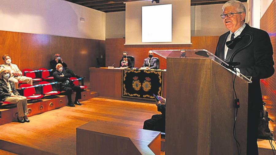 El nuevo académico en el transcurso de su intervención ante los asistentes al acto celebrado en Santiago