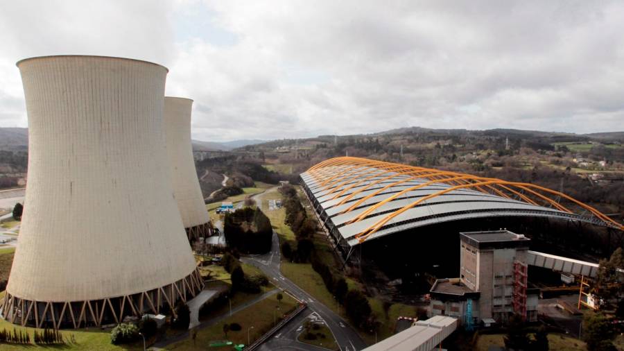 Vista de dos de las torres de refrigeración y el almacén de carbón de la central térmica de As Pontes. Foto: Kiko Delgado/Efe