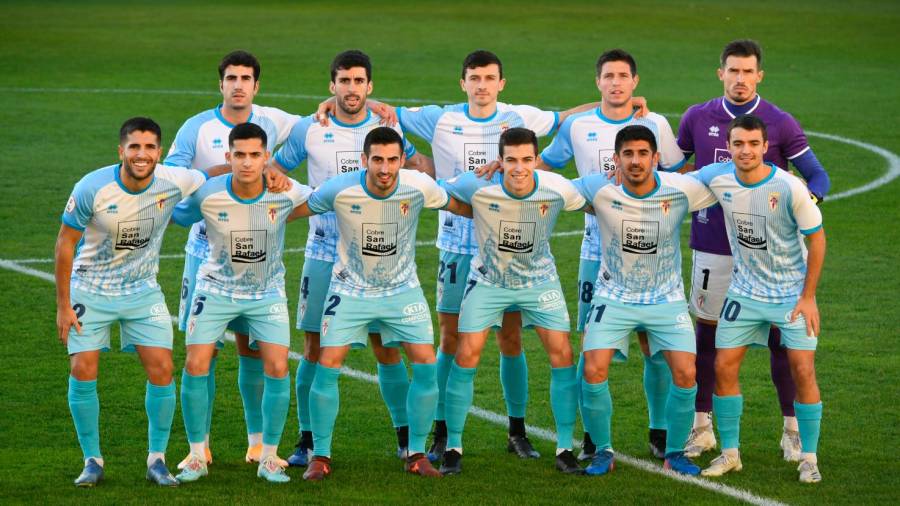 Formación inicial del equipo santiagués en A Malata, feudo que no visitaba desde la temporada 2018/19, con ambos en Tercera. Foto: Amadeo Rey