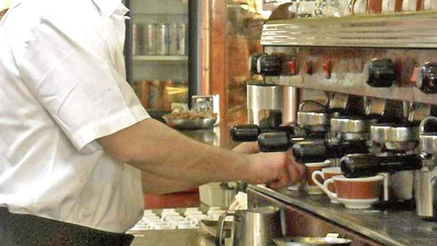 Un camarero preparando tazas de café en un establecimiento de hostelería. Foto: E.P.