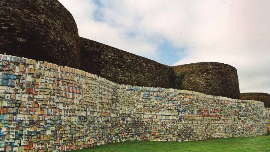 Vista parcial de la Muralla de Lugo rodeada de libros de la iniciativa Cúmulum en el año 2000, en foto de archivo Foto: EC