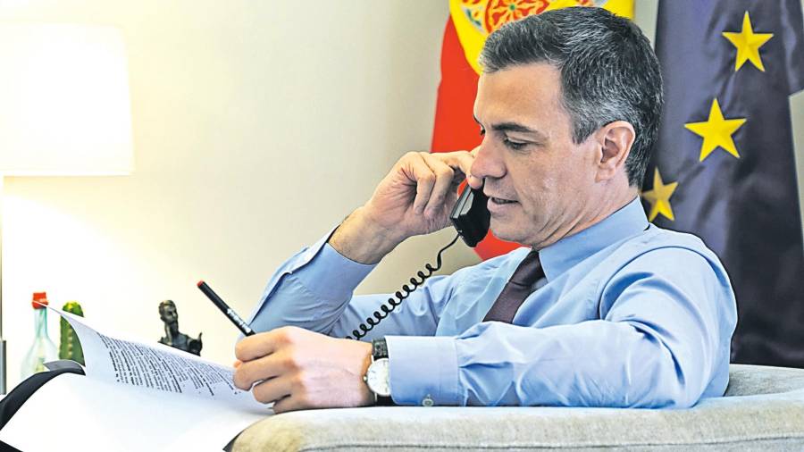 El presidente del Gobierno, Pedro Sánchez, en una pose de galán del Hollywood clásico en la bañera, habla por teléfono desde Moncloa. Foto: E.P.