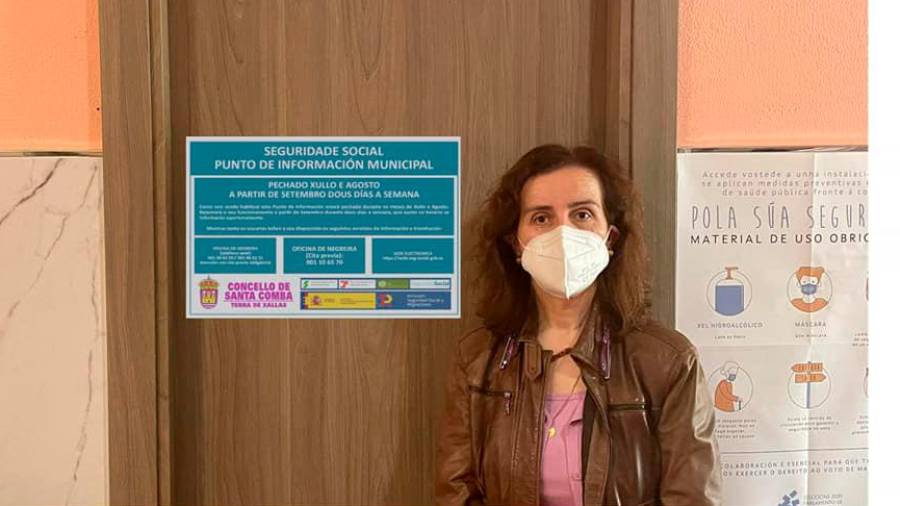 A alcaldesa María Pose co aviso na porta do punto xalleiro da Seguridade Social. Foto: CSC