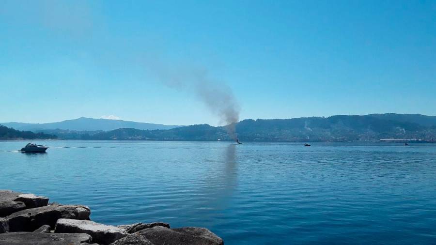 Embarcación incendiada a la que tuvieron que acudir al rescate en la Ría de Pontevedra