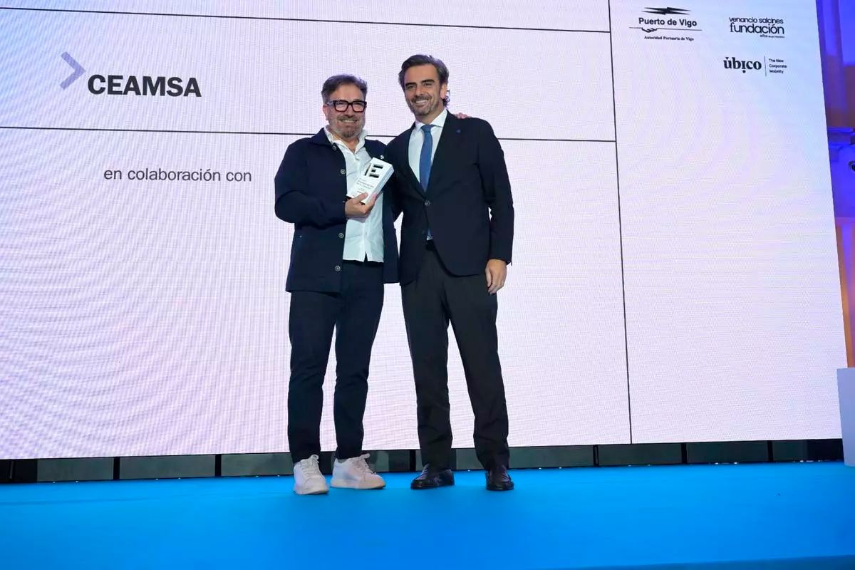 El conselleiro de Presidencia, Diego Calvo, entrega el premio Empresa + Internacional, otorgado a Ceamsa, al director de Recursos Humanos de esta compañía, Jorge Trigo. / Carlos Pardellas / Casteleiro / Gus de la Paz