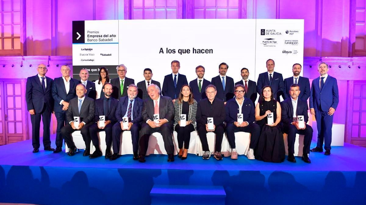 Foto de familia de los galardonados en los Premios Empresa del Año Banco Sabadell, acompañados de quienes les entregaron los premios, con el presidente de la Xunta, Alfonso Rueda, y el consejero delegado de Prensa Ibérica, Aitor Moll.
