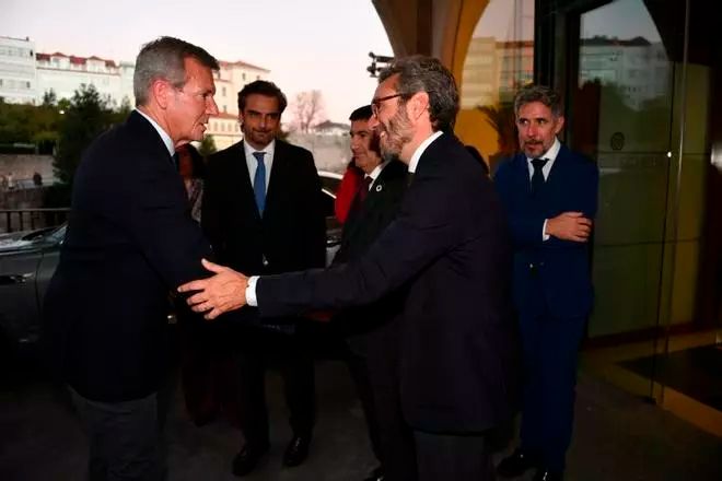 El consejero delegado de Prensa Ibérica, Aitor Moll, saluda al presidente de la Xunta, Alfonso Rueda, a su llegada al acto en presencia del conselleiro de Presidencia, Diego Calvo, el delegado del Gobierno, Pedro Blanco, y el gerente general de Prensa Ibérica en Galicia, Pedro Costa. / Carlos Pardellas / Casteleiro / Gus de la Paz