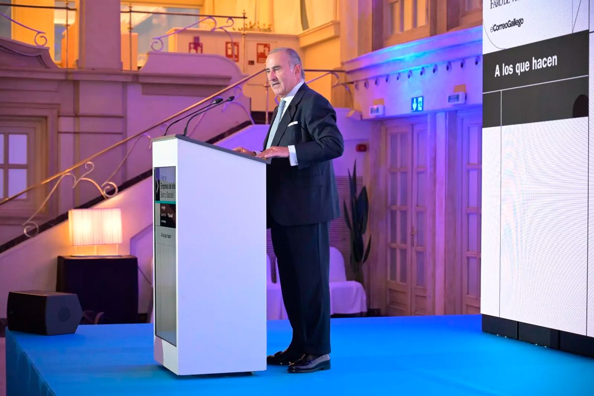 El director general de Sabadell Gallego y director general adjunto de Banco Sabadell, Pablo Junceda, en su discurso durante la apertura de la gala. / Carlos Pardellas / Casteleiro / Gus de la Paz