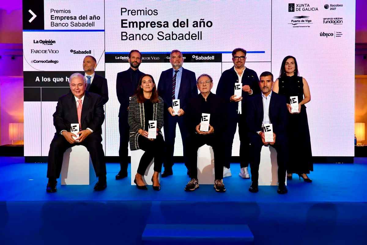 Los empresarios y empresarias premiados en los galardones Empresa del Año Banco Sabadell posan, esta noche, al concluir la gala en el hotel NH Collection Finisterre, en A Coruña. / Carlos Pardellas / Casteleiro / Gus de la Paz