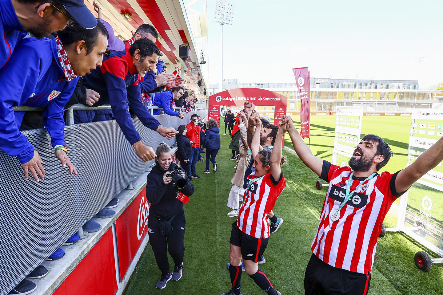 Aficionados del Athletic Club Fundazioa felicitan a los jugadores al finalizar el fin de semana de competición de LaLiga Genuine Santander.